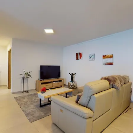 아파트 Modern And Elegant With A Nice Balcony